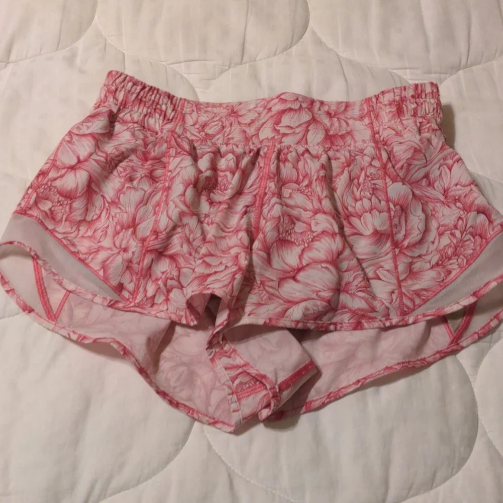 Lululemon Hotty Hot Short II *2.5" - Picture 8 of 9